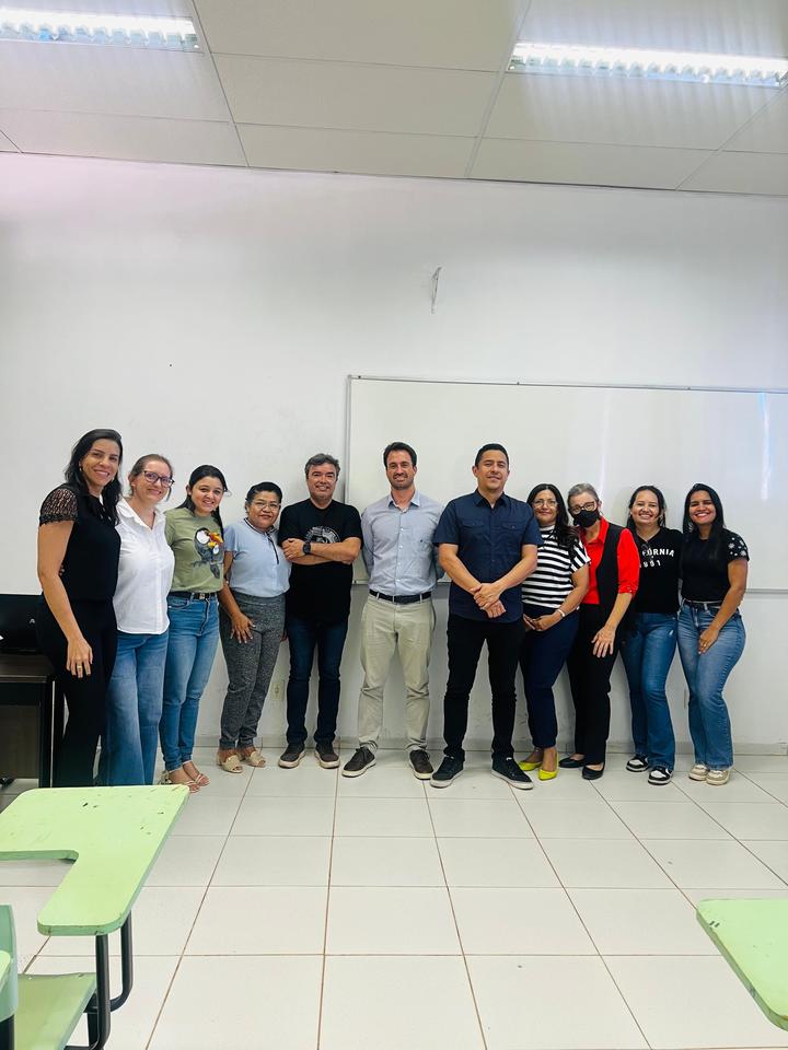 Grupo de 11 participantes, entre homens e mulheres posando para uma Foto